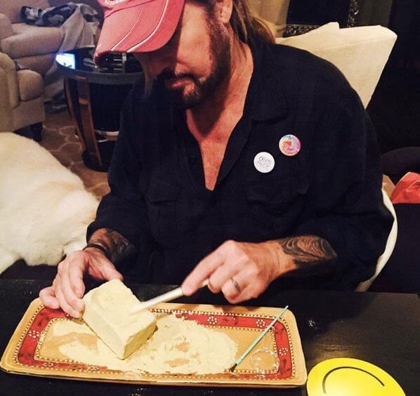 How Did Miley Cyrus Vegan Birthday Cake for Dad Look Like ?